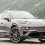 El primer SUV completamente eléctrico de Porsche, el Macan eléctrico, es una opción premium que promete una experiencia de conducción superior. Disponible en dos versiones, la Macan 4 (382 hp) y la Macan Turbo (hasta 630 hp), ofrece un rendimiento impresionante, con la versión Turbo alcanzando los 100 km/h en solo 3.1 segundos. Si bien el precio está por encima de muchos otros SUV eléctricos, el Macan destaca por su rendimiento de primera categoría, una cabina refinada y una conducción dinámica. Si buscas lujo y potencia en un SUV eléctrico, el Macan es una alternativa seria.
Rango: Aproximadamente 450 km | Potencia: Hasta 630 hp