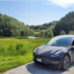 El Tesla Model 3 Long Range continúa siendo un referente en el mercado de los sedanes eléctricos. Con una autonomía de más de 550 km según la EPA, ofrece un equilibrio perfecto entre asequibilidad y capacidad, lo que lo convierte en uno de los modelos más populares entre los compradores de su segmento. Su diseño minimalista y su interior sin distracciones brindan una experiencia limpia y cómoda.
Lo más destacable es su red de Supercargadores de Tesla, que hace que los viajes largos sean más sencillos, eliminando la ansiedad por la autonomía. Si buscas un vehículo eléctrico para uso diario que ofrezca un buen rendimiento y una excelente relación calidad-precio, el Model 3 Long Range es una opción imbatible.
Rango: 550 km | Precio: Aproximadamente 45,000 USD