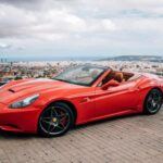 El Lexus NX inaugura este listado como una de las propuestas más equilibradas y eficientes del segmento premium. Este modelo no solo destaca por su estética elegante y moderna, sino también por su avanzada oferta mecánica, donde sobresale su verdadero sistema híbrido. Con consumos estimados de 29/33 MPG, el NX se convierte en una opción ideal para quienes buscan lujo sin renunciar a la eficiencia. Su fiabilidad, un sello histórico de Lexus, lo convierte en una apuesta segura para 2025.