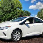 El Chevrolet Volt fue aclamado en su lanzamiento como un cambio de paradigma en el mercado híbrido. Sin embargo, a pesar de su innovadora tecnología, el Volt ha experimentado una depreciación significativa. Propietarios del modelo 2017 informaron que su valor cayó hasta un 50% en solo tres años. Aunque su autonomía eléctrica es impresionante, la demanda de coches híbridos ha sido inconsistente, lo que contribuyó a esta caída. Con la creciente popularidad de los vehículos totalmente eléctricos, modelos híbridos como el Volt enfrentan una fuerte depreciación.