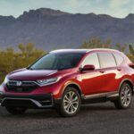El Ford Escape Híbrido es una opción destacada dentro de los SUV compactos híbridos, ofreciendo una excelente relación calidad-precio. Equipado con un motor de 2.5 litros y un motor eléctrico, el Escape Híbrido logra un consumo combinado de hasta 39 mpg, tanto en su versión de tracción delantera como en la de tracción total. Además, el modelo 2023 ofrece una actualización en su sistema de infoentretenimiento y diseño exterior, lo que lo hace más moderno y cómodo. Con un precio que se ajusta a los $25,000 en modelos usados, el Escape Híbrido es una excelente opción para quienes buscan eficiencia y fiabilidad.