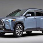 Puntuación de fiabilidad de JD Power: 82/100

El Toyota Corolla Cross 2022 ha llegado al mercado como una opción compacta de SUV con la fiabilidad que caracteriza a Toyota. Con un motor de 169 caballos de fuerza, ofrece una aceleración decente y una excelente eficiencia de combustible. Aunque algunos propietarios mencionan pequeños inconvenientes con la calidad de los materiales interiores y el ruido de la carretera, el Corolla Cross sigue siendo un vehículo altamente fiable y con un costo de mantenimiento bajo. Es perfecto para quienes buscan un crossover compacto confiable y práctico para el uso diario.

Lo mejor: Fiabilidad excepcional con una larga vida útil y bajos costos de mantenimiento.