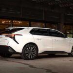 El Subaru Solterra es la respuesta de Subaru a la creciente demanda de SUVs eléctricos. Co-desarrollado con Toyota, este SUV eléctrico se distingue por su tracción integral estándar, característica de Subaru, lo que lo convierte en una opción atractiva para aquellos que buscan un vehículo eléctrico todoterreno. Con una potencia de 215 caballos de fuerza y una autonomía estimada de hasta 227 millas (366 km) en su versión Premium, el Solterra es una opción sólida, especialmente para los aventureros. Su interior cuenta con una pantalla táctil de 12.3 pulgadas, compatible con Apple CarPlay y Android Auto, y otras comodidades como asientos calefactados. Aunque su velocidad de carga y autonomía no son los más destacados, la capacidad de conducción en todo tipo de terrenos lo coloca como un competidor serio de Tesla.