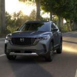 Precio aproximado: $29,000

La Mazda CX-50 se presenta como una excelente opción para las familias aventureras que no quieren gastar una fortuna. Este crossover compacto ofrece un motor de 2.5 litros con 187 caballos de fuerza, lo que proporciona un equilibrio perfecto entre rendimiento y economía de combustible, alcanzando 24 MPG en ciudad y 30 MPG en carretera. Además, su sistema de tracción integral disponible es ideal para aquellos que disfrutan de pequeñas escapadas fuera de la carretera. La CX-50 se destaca por su interior de calidad superior, lo que hace que esta SUV asequible se sienta como una opción premium sin el precio elevado.

Lo mejor: Conducción dinámica, buena economía de combustible y capacidad de aventura a un precio razonable.