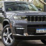 El Jeep Grand Cherokee ha sido durante años un SUV popular, especialmente para aquellos que buscan un modelo de tamaño mediano con opciones de dos o tres filas. Sin embargo, expertos como Rob Dillan de EVhype advierten sobre su confiabilidad irregular, especialmente en los modelos de los años 2011-2015. El Grand Cherokee ha sufrido problemas eléctricos, fallas en la transmisión y ha tenido varios retiros del mercado. A pesar de su atractivo diseño, muchos consideran que no ofrece la mejor relación calidad-precio, lo que lo convierte en una opción menos atractiva para los jubilados.