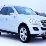 A pesar de sus esfuerzos de marketing, el Dodge Hornet no ha conseguido ganarse la confianza de los consumidores. Con una puntuación de fiabilidad de solo 30/100 según Consumer Reports, este SUV compacto ha tenido problemas serios desde sus primeros modelos. Fallos en el pedal del freno y problemas con la transmisión híbrida han sido reportados, además de múltiples retiradas del mercado, lo que refleja graves fallos de ingeniería. Las bajas ventas de 20,559 unidades en 2024 también reflejan la creciente desconfianza del público.