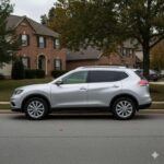 El Nissan Rogue es un SUV popular, pero los modelos fabricados entre 2014 y 2017 presentan graves problemas con su transmisión variable continua (CVT). Esta transmisión es conocida por sobrecalentarse, sacudirse e incluso fallar por completo, lo que puede resultar en una reparación costosa de hasta $4,000. Aunque puedes encontrar unidades de segunda mano por precios relativamente bajos ($12,000-$16,000), el riesgo de que la transmisión falle es elevado, convirtiéndolo en una bomba de tiempo.