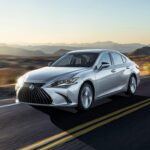 Lexus se ha ganado la reputación de ser la marca de lujo más confiable, y esto no es casualidad. Con una puntuación de fiabilidad prevista de 79 en los últimos análisis, Lexus sigue siendo el líder indiscutido en durabilidad. Modelos como el RX y el ES no solo ofrecen una experiencia de conducción cómoda y silenciosa, sino que son conocidos por tener una tasa muy baja de problemas importantes. Esta fiabilidad a largo plazo se debe a la ingeniería de Toyota, que garantiza que los vehículos de Lexus tengan menos probabilidades de necesitar reparaciones costosas. Lexus demuestra que el lujo y la confiabilidad pueden ir de la mano sin comprometer la calidad.