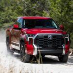 La Toyota Tundra ha tenido algunos altibajos en los últimos años, especialmente con ciertos motores rediseñados que causaron algunos problemas de fiabilidad. Sin embargo, a pesar de esos tropiezos, sigue siendo una de las camionetas más confiables en términos de longevidad. Con un diseño robusto y un motor V8, la Tundra ha sido capaz de superar los 320.000 kilómetros en múltiples ocasiones, especialmente en las versiones más antiguas.

Aunque los problemas de ciertos motores pueden haber disminuido con el tiempo y las llamadas a revisión, este modelo sigue siendo una opción sólida si lo que buscas es fiabilidad a largo plazo. El precio puede ser elevado (alrededor de los 70.000 dólares), pero si te preocupan los kilómetros, la Tundra vale la inversión, especialmente si estás dispuesto a hacerle el mantenimiento adecuado.

Lo mejor: Durabilidad y robustez, con el respaldo de la fiabilidad Toyota.