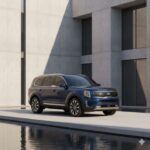 El Mazda CX-50 es una excelente opción para aquellas familias que buscan un SUV con un diseño más deportivo pero sin sacrificar la seguridad. Con calificación Top Safety Pick+ de IIHS y 5 estrellas de NHTSA, el CX-50 se destaca por sus características de seguridad avanzadas y un rendimiento más dinámico que el de otras opciones en esta lista. Con un precio de alrededor de $35,000, el CX-50 ofrece tracción integral estándar, un manejo deportivo y un interior espacioso, lo que lo convierte en una excelente opción para familias que buscan una conducción más divertida sin perder la seguridad y el confort.