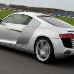 El Audi R8 fue una de las sorpresas más grandes cuando se lanzó, ya que Audi no era reconocido por fabricar superdeportivos. Sin embargo, el R8 cambió eso con su motor central y su diseño de tracción integral. Equipado con un motor V8 de 4.2 litros, el R8 ofrece un manejo que rivaliza con los de marcas como Lamborghini o Maserati. Los modelos de primera generación pueden encontrarse por alrededor de 50.000 dólares, lo que lo convierte en una opción asequible para quienes buscan sensaciones de superdeportivo.

El R8 se distingue por su fiabilidad, aunque su mantenimiento puede ser costoso. Con el paso de los años, se han vuelto vehículos muy codiciados, y las primeras unidades aún conservan su alto rendimiento y diseño inconfundible.

Lo mejor: Motor central, manejo sublime y fiabilidad a largo plazo.