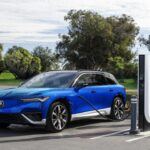 El Acura ZDX, el primer SUV eléctrico de lujo de la marca, fue lanzado en 2024 y, aunque presentaba características avanzadas como la batería de 102 kWh y una autonomía de unas 300 millas, su producción se detendrá para 2026. Fabricado en colaboración con GM, este SUV fue parte de la estrategia de Acura para entrar en el mercado de los vehículos eléctricos. Sin embargo, con solo unas 19.000 unidades vendidas en su primer año, no logró consolidarse en el mercado. La falta de un impacto significativo y la competencia feroz de otros SUV eléctricos han llevado a Acura a cesar la producción de este modelo.