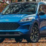 El Ford Escape Híbrido 2020 es un SUV compacto que se destaca por su eficiencia de combustible, pero varios propietarios han reportado problemas con la transmisión. Los cambios bruscos y la pérdida de suavidad en las transiciones de marcha son algunos de los fallos más comunes. Algunos propietarios incluso han tenido que realizar reparaciones costosas o reemplazar la transmisión por completo. Aunque la economía de combustible es atractiva, los problemas de la transmisión hacen que este vehículo no sea la mejor opción a largo plazo.
