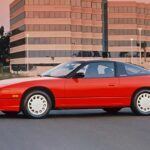 El Nissan 240SX, fabricado hasta 1998, es un clásico del JDM que sigue siendo una opción popular para los aficionados al drifting y los vehículos de rendimiento. Su tracción trasera y su diseño sencillo lo convierten en la plataforma ideal para modificaciones, especialmente para aquellos que buscan un auto personalizable. Aunque los ejemplares originales son cada vez más difíciles de encontrar en buen estado, su popularidad ha elevado los precios, y los modelos sin modificar son altamente buscados. Si encuentras uno bien conservado, el 240SX sigue siendo una excelente inversión para los amantes de los autos japoneses.