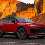 El Toyota RAV4 siempre ha sido uno de los SUV más populares y fiables, pero la versión híbrida enchufable de 2026 llevará la experiencia al siguiente nivel. Con 324 caballos de fuerza y una autonomía eléctrica de hasta 83 km, este modelo será el primero en incorporar la versión GR Sport, optimizada para un rendimiento deportivo superior. Su motor de cuatro cilindros de 2.5 litros y sus dos motores eléctricos hacen de este SUV una opción atractiva para los conductores que buscan un balance entre potencia y eficiencia energética. El RAV4 PHEV promete ser un digno sucesor de sus predecesores, con una estética más deportiva y un rendimiento excepcional en carretera.