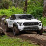 Precio promedio de venta: $35,000
La Toyota Tacoma es una de las camionetas más duraderas y confiables del mercado. Conocida por su capacidad para enfrentarse a cualquier desafío, desde caminos rurales hasta terrenos rocosos, la Tacoma tiene una gran reputación por su resistencia y durabilidad. Esta fiabilidad se traduce en un fuerte valor de reventa, que alcanza hasta un 62.6% de su valor original después de cinco años.

Con un motor robusto y una construcción diseñada para durar, la Tacoma no solo es una opción popular entre los compradores de camionetas nuevas, sino que también mantiene su atractivo a lo largo del tiempo, lo que la convierte en una excelente inversión para los compradores que buscan un modelo que les ofrezca valor a largo plazo.

Lo mejor: Fiabilidad excepcional, gran rendimiento off-road y alta demanda de segunda mano.