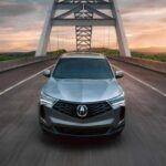 El Acura RDX 2025 es uno de los SUV más confiables, con una calificación de calidad y fiabilidad de 85/100. Basado en la tercera generación que debutó en 2019, este modelo ha pasado por una renovación estética y tecnológica en 2022, sin cambios importantes en su mecánica. El motor turbo de 4 cilindros de 272 caballos de fuerza y 280 lb-pie de torque ofrece un rendimiento sólido y eficiente. Además, el coste anual de mantenimiento es relativamente bajo, con un promedio de $497, lo que lo convierte en una opción asequible a largo plazo.