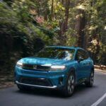 El Honda Prologue y el Infiniti QX80 comparten una preocupante falta de fiabilidad, con una puntuación deficiente en los estudios de Consumer Reports. El Prologue es el primer SUV eléctrico de Honda, pero la plataforma que comparte con el Chevrolet Blazer EV ha llevado a una fiabilidad por debajo de lo esperado, especialmente en su primer año de comercialización. Por otro lado, el QX80 de Infiniti, un SUV de lujo con motor V6 biturbo, enfrenta problemas similares a otros competidores de lujo como el Land Rover Range Rover. Ambos modelos se enfrentan a desafíos tecnológicos y mecánicos que les han costado una mala calificación en cuanto a fiabilidad.

Lo peor: Falta de fiabilidad inicial, problemas tecnológicos y mecánicos.