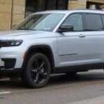 El Jeep Grand Cherokee 2023 es un SUV emblemático que ha logrado mantener su legado como uno de los vehículos más versátiles del mercado. Con un sistema de tracción integral Quadra-Trac y el control de tracción Selec-Terrain, ofrece una gran capacidad en terrenos difíciles, mientras que en carretera se comporta con gran suavidad. Su interior lujoso y el avanzado sistema de infoentretenimiento Uconnect hacen que cada viaje sea cómodo y agradable. Además, el motor V8 disponible asegura una conducción poderosa tanto en autopista como fuera de ella, convirtiéndola en una opción destacada para los aventureros que no quieren renunciar al confort.