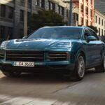 El Porsche Cayenne es uno de los SUV más lujosos y deseados del mercado, pero su mantenimiento puede dejarte sin aliento. Con sus piezas de alto rendimiento y mano de obra costosa, las reparaciones tienden a ser caras. Los problemas más comunes incluyen fallos en las tuberías de refrigeración del motor, el eje de transmisión y las costosas reparaciones de frenos. En el ranking de Consumer Reports, Porsche ocupa el segundo lugar como la marca más cara de mantener, solo detrás de Land Rover. Si buscas un Porsche Cayenne, asegúrate de tener en cuenta estos elevados costos de mantenimiento.