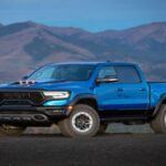 El Ram 1500 TRX es la definición de potencia inquebrantable. Equipado con un motor V8 sobrealimentado de 6.2L que genera 702 caballos de fuerza, este camión acelera de 0 a 60 mph en solo 3.7 segundos, un tiempo impresionante para un vehículo de estas características. Su suspensión robusta, con amortiguadores adaptativos Bilstein y llantas de 35 pulgadas, lo convierten en una bestia todoterreno capaz de dominar cualquier sendero.

En el interior, el TRX combina resistencia con lujo, con materiales premium, tecnología de última generación y un diseño deportivo. Destacan su pantalla de 12 pulgadas para el sistema de infoentretenimiento Uconnect y las opciones avanzadas como la pantalla de visualización frontal, todo para una experiencia de conducción emocionante.