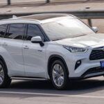 La Toyota Highlander Híbrido se mantiene como una de las opciones más confiables y eficientes en el mercado. Con su motor híbrido de 2.5 litros combinado con motores eléctricos, la Highlander ofrece una eficiencia de hasta 36 mpg en ciudad, lo que la convierte en una de las SUVs más eficientes en su clase.

Este SUV cuenta con tres filas de asientos y puede acomodar hasta ocho pasajeros, lo que la convierte en una opción ideal para familias grandes. Además, su interior espacioso y cómodo, junto con avanzadas características de seguridad como Toyota Safety Sense, hacen de este modelo una elección inteligente. Su sistema de infoentretenimiento compatible con Apple CarPlay y Android Auto asegura que todos estén conectados durante los viajes largos.