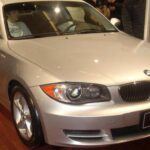El BMW 128i Coupé de la serie 1 es la elección perfecta para quienes buscan una experiencia de conducción auténtica. A pesar de su precio asequible de alrededor de 14.000 dólares de segunda mano, el 128i ofrece una experiencia de conducción pura gracias a su motor de seis cilindros en línea de 3.0 litros, entregando una potencia suave y equilibrada. La tracción trasera y la dirección hidráulica añaden una sensación de conexión directa con la carretera, mientras que la opción de una transmisión manual de seis velocidades hace que cada cambio de marcha sea una experiencia emocionante. Es un coche diseñado para aquellos que realmente disfrutan de la conducción, sin los adornos innecesarios.