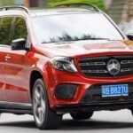 El Mercedes-Benz Clase S es el emblema de la lujosidad y el confort. Este modelo sigue siendo el referente para aquellos que buscan una experiencia de viaje única. El interior de la Clase S 2023 está diseñado con materiales de primera calidad, como cuero y madera noble, y su tecnología de vanguardia (como el sistema de infoentretenimiento MBUX) asegura que cada viaje sea completamente cómodo y conectado. Su suspensión neumática AIRMATIC ajusta la altura del vehículo según las condiciones de la carretera, ofreciendo una marcha extremadamente suave. Además, la posibilidad de incorporar asientos traseros reclinables con masaje convierte a este coche en la opción ideal para quienes valoran el lujo y la comodidad durante largos trayectos.