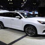 El Lexus TX 550h+ es un claro ejemplo de cómo un sistema de propulsión híbrido puede funcionar de manera eficiente. Este SUV de tamaño completo ofrece un rendimiento de hasta 29 millas por galón (mpg) en condiciones combinadas, después de que se agote la batería eléctrica. Si operas únicamente con energía eléctrica, puedes llegar a recorrer hasta 33 millas, lo que es impresionante para un SUV de este tamaño. Con un diseño elegante y una potente motorización, el TX 550h+ es ideal para quienes buscan un vehículo grande y espacioso pero con una eficiencia energética similar a la de un sedán.