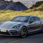 Precio promedio de segunda mano: $40,000
El Porsche Panamera 2018 es el ejemplo perfecto de lujo y rendimiento a un precio asequible. Con un motor V6 de gasolina, este sedán ofrece un rendimiento notable, alcanzando hasta 21 MPG en ciudad y 28 MPG en carretera. Con características de lujo como asientos eléctricos, techo panorámico, y sistema de sonido BOSE, el Panamera sigue siendo una opción atractiva para quienes buscan un sedán deportivo con una experiencia de conducción premium. Si bien no es el modelo más nuevo, sigue ofreciendo una experiencia que rivaliza con muchos autos de lujo actuales.