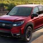 Precio inicial: $29,019
El Honda Ridgeline es una de las camionetas más confiables y duraderas que puedes comprar. Con una probabilidad de durar más de 250,000 millas del 25.8% (tres veces mayor que el promedio), este vehículo es ideal para quienes buscan un pick-up robusto y con un rendimiento excepcional a largo plazo. A pesar de su tamaño y capacidades de carga, el Ridgeline también ofrece una conducción suave y cómoda. Además, el 5.5% de sus propietarios conservan su vehículo durante más de 15 años, lo que demuestra su durabilidad. Con una clasificación de confiabilidad de la marca en el número 4, este modelo es una excelente inversión a largo plazo.