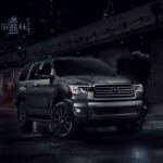 Probabilidad de durar más de 250,000 millas: 39.1%
Precio: $64,520 a $86,010
La Toyota Sequoia 2025 se presenta como un SUV grande y robusto, ideal para viajes largos y aventureros. Car and Driver elogió su suavidad de conducción y su sorprendente eficiencia de combustible para su tamaño. Equipado con un motor potente y un chasis diseñado para durar, la Sequoia es un SUV que no solo es cómodo y capaz, sino también diseñado para recorrer miles de millas sin comprometer su rendimiento. Con una probabilidad de alcanzar más de 250,000 millas que supera considerablemente el promedio, es una opción sólida para quienes buscan un vehículo confiable para la larga distancia.