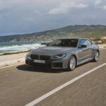 Un deportivo con espacio suficiente para los conductores altos
El BMW M2 de 2025 es una excelente opción para aquellos que buscan un deportivo de alto rendimiento con un diseño compacto pero cómodo. El G87, la última generación de este modelo, ofrece 40.1 pulgadas de espacio para la cabeza en los asientos delanteros, lo que es más que suficiente para los conductores altos. Aunque el espacio en los asientos traseros es algo limitado (36.5 pulgadas), los asientos delanteros cuentan con 54.4 pulgadas de espacio para los hombros. Este coche no solo destaca por su potente motor de 453 caballos de fuerza, sino también por su diseño ergonómico, que permite ajustar el asiento y el volante para lograr una postura de conducción perfecta. Además, su visibilidad es excelente gracias a su amplia ventanilla, sin puntos ciegos significativos.