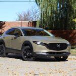Comodidad y rendimiento con un toque de deportividad
Con un precio base de $26,415, el Mazda CX-30 combina la eficiencia de un SUV compacto con la diversión al volante que la marca Mazda sabe ofrecer. Aunque es un poco más caro que sus competidores debido a su tracción total estándar, el CX-30 sobresale por su motor turboalimentado de 2.5 litros, que proporciona un rendimiento superior. Este SUV ofrece una experiencia de conducción emocionante, algo raro en su categoría, y sigue siendo uno de los mejores en cuanto a calidad de construcción y diseño. Además, su interior de alta calidad y tecnología avanzada lo convierten en una excelente opción para aquellos que buscan un equilibrio entre rendimiento y comodidad diaria.