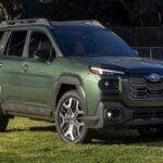 Precio estimado: $36,445
El Subaru Outback 2026 experimenta una transformación significativa, adoptando un diseño más alto y cuadrado, ideal para quienes buscan un SUV auténtico. A pesar de este cambio en su estética, el Outback mantiene su impresionante altura libre al suelo de 8.7 pulgadas, lo que lo convierte en una excelente opción para viajes de invierno o para quienes disfrutan del off-road. El interior también se ha renovado, con un sistema de infoentretenimiento mejorado, con gráficos nítidos y una respuesta más rápida al tacto. Para quienes buscan un modelo más robusto, el Outback Wilderness sigue siendo una excelente opción para aventuras todoterreno. Este SUV se lanzará en el otoño de 2025, y se espera que sea uno de los favoritos entre los conductores que buscan fiabilidad y capacidad.