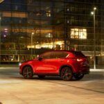 El Mazda CX-5 es un SUV compacto que desafía su precio con un interior que rivaliza con marcas de lujo. A pesar de ser accesible, mantiene una impresionante fiabilidad año tras año, con menos problemas reportados que muchos de sus competidores. Este modelo es la prueba de que no hay que sacrificar la experiencia de conducción por la confiabilidad. Su manejo dinámico hace que incluso las tareas cotidianas, como ir de compras o a una cita médica, se conviertan en una experiencia más agradable. Es una opción excelente para los jubilados que valoran tanto la comodidad como el disfrute al volante.