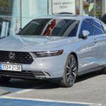 El Honda Accord Hybrid es otra opción destacada en el mercado de los híbridos de segunda mano. Su combinación de fiabilidad, confort y eficiencia lo convierte en un vehículo muy atractivo para quienes buscan un híbrido familiar. Desde 2018, los modelos Accord Hybrid incluyen características como el sistema Honda Sensing, que mejora la seguridad y aumenta su valor de reventa. Su interior espacioso, la conducción suave y las calificaciones de seguridad elevadas hacen que el Accord Hybrid se mantenga como una de las opciones más populares entre los compradores de híbridos usados.