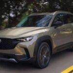 El Mazda CX-50 Hybrid es perfecto para quienes buscan estilo y eficiencia en un solo paquete. Con un rendimiento de 37 MPG en general y un impresionante 43 MPG en carretera, el CX-50 es una opción sobresaliente. Este SUV tiene un diseño más moderno y elegante, destacando por su estilo en comparación con otros competidores más prácticos. Además, el modelo híbrido es notablemente más rápido que su versión no híbrida, ofreciendo una conducción más dinámica. Aunque el motor de gasolina puede emitir un sonido algo monótono cuando se activa, el CX-50 Hybrid ofrece una experiencia de conducción divertida y eficiente, con un precio base de alrededor de 35,500 dólares.