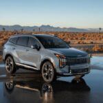 El Kia Sportage 2026 ha dado un gran salto en términos de diseño y calidad interior, lo que lo convierte en una de las mejores opciones de su clase. Con un precio de $28,690, este SUV compacta tiene un diseño llamativo y materiales interiores que recuerdan a marcas de lujo europeas. La pantalla panorámica curva, el sistema de sonido premium Harman Kardon, y los asientos calefactables y ventilados son solo algunas de las características que elevan su percepción de lujo.

Además, con opciones híbridas y de híbridos enchufables, el Sportage 2026 no solo es un SUV asequible, sino también altamente eficiente, lo que lo convierte en una excelente opción para quienes buscan lujo a un precio accesible.