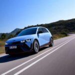 Hyundai es conocida por ofrecer vehículos de alta calidad a precios asequibles, además de contar con una de las garantías más completas en el mercado. Sin embargo, en 2025, la marca ha sido mencionada en los informes de fiabilidad debido a su expansión rápida de modelos y su enfoque en nuevas tecnologías. A pesar de sus logros en diseño y características innovadoras, parece que la calidad de control no ha mantenido el ritmo con la ambición de la marca, lo que ha provocado problemas en varios modelos.

Los propietarios han reportado fallos en sistemas electrónicos y componentes que no cumplen con los estándares de fiabilidad que se esperan de la marca. Estos inconvenientes podrían afectar la percepción del consumidor en el futuro.