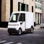 El Chevrolet BrightDrop, una línea de furgonetas eléctricas inicialmente lanzada por GM como una marca independiente, se incorporó a la marca Chevrolet en 2025, pero su carrera fue corta. A pesar de ser una propuesta innovadora en el mercado de furgonetas eléctricas comerciales, la demanda no fue la esperada. Con precios que oscilaban entre los $67,925 y $69,425, las BrightDrop resultaron ser costosas para muchos de los posibles compradores, especialmente considerando que el mercado de furgonetas comerciales eléctricas creció más lentamente de lo anticipado. En 2026, GM intentó revivirlas con una nueva batería de largo alcance, pero pocos modelos fueron ensamblados antes de que la línea fuera cancelada definitivamente.