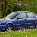 Ford adquirió Jaguar en 1989 por $2.380 millones, con el objetivo de entrar en el mercado de lujo europeo, compitiendo con gigantes como Mercedes-Benz y BMW. Durante los años de propiedad de Ford, Jaguar experimentó una mejora significativa en términos de calidad y diseño, pero la marca seguía perdiendo dinero. Modelos como el X-Type y el S-Type fueron desarrollados bajo esta alianza, compartiendo plataformas con Ford. Sin embargo, la relación terminó en 2008 cuando Ford vendió Jaguar y Land Rover a Tata Motors. Hoy, Jaguar sigue siendo una marca icónica, aunque ha luchado por redefinir su identidad en los últimos años.