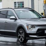 El Kia Niro Híbrido 2025 es la opción perfecta para aquellos que buscan la versatilidad de un crossover con la eficiencia de un auto compacto. Equipado con un motor híbrido de 1.6 litros y 4 cilindros, este modelo ofrece un rendimiento impresionante, alcanzando hasta 53 mpg en consumo combinado según la EPA. Con un diseño moderno y un interior espacioso, el Kia Niro es ideal tanto para los que necesitan capacidad de carga como para aquellos que priorizan la eficiencia de combustible.

Además, el Niro está repleto de tecnología, incluyendo sistemas avanzados de infoentretenimiento y seguridad, lo que lo convierte en una opción atractiva para las familias o aquellos que necesitan un vehículo práctico para el día a día.