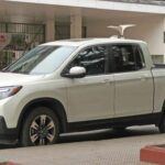 La Honda Ridgeline es una camioneta única por su construcción tipo monobloque, lo que le proporciona una manejo más parecido al de un coche. Aunque no es ideal para trabajos pesados, es perfecta para aquellos que necesitan una camioneta versátil y cómoda. El modelo de segunda generación, fabricado entre 2017 y 2023, es una opción económica con el motor V6 de 3.5L. Lo mejor es que la Ridgeline no presenta problemas recurrentes de fiabilidad, por lo que cualquier configuración de esta generación es una compra segura.