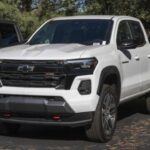 La Chevrolet Colorado fue en su momento un contendiente fuerte en el segmento de camionetas medianas, pero en los últimos años ha visto una disminución en su popularidad. Aunque el modelo fue rediseñado en 2015, no ha logrado mantenerse al día con las innovaciones de sus competidores. El diseño interior de la Colorado es uno de los puntos débiles, especialmente cuando se compara con modelos más modernos como el Ford Maverick o el Hyundai Santa Cruz, que cuentan con un diseño más atractivo y tecnologías de vanguardia. Aunque el modelo de 2023 incluye algunas actualizaciones, no ha sido suficiente para captar el interés de los consumidores.