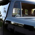 El Lexus GX 460 es básicamente un 4Runner vestido de gala. Con un motor V8 de 4.6L, este SUV combina la durabilidad legendaria de Toyota con un toque de lujo. El GX 460 no solo es confiable, sino que también cuenta con un interior de alta gama, ofreciendo asientos de cuero y una cabina extremadamente silenciosa. Su capacidad todoterreno es sobresaliente, a pesar de su enfoque más lujoso, y es conocido por ser un SUV que puede durar toda la vida si se mantiene adecuadamente. Aunque nuevo puede costar cerca de 60,000 dólares, las versiones usadas son una excelente oferta para aquellos que buscan un vehículo duradero y lujoso sin romper el banco.