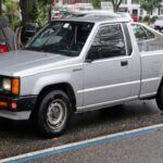 El Mitsubishi Mighty Max fue otra pickup que se ganó la confianza de quienes la usaron, pero sin hacer mucho ruido. Con un diseño práctico y disponible en versiones de tracción trasera o total, esta camioneta era ideal tanto para trabajadores como para aquellos que necesitaban un vehículo fiable para el día a día. A lo largo de los años, la Mighty Max demostró ser una compañera fiel, destacándose por su sencillez y durabilidad, sin complicaciones innecesarias. Aunque no fue un modelo que acaparó los titulares, aquellos que la eligieron lo hicieron sabiendo que estaban comprando un vehículo de rendimiento fiable.