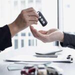 No dejes que el concesionario maneje todo el proceso de financiación
Ir al concesionario sin saber tu tasa de interés o sin tener pre-aprobado un préstamo es como entrar a una carrera sin preparación. Los concesionarios a menudo ganan dinero marcando tasas de interés, por lo que una pre-aprobación de tu banco o cooperativa de crédito te pone en control. Además, te da poder de negociación, te ayuda a evitar tarifas extras o tasas infladas y asegura que no te dejen atrapado con una financiación desfavorable. Si puedes pagar en efectivo, mejor aún, pero asegúrate de no vaciar tu fondo de emergencia. Un coche debe ofrecerte libertad, no convertirse en una trampa financiera.