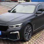 Depreciación: 67% en 5 años
El BMW Serie 7 es uno de los sedanes de lujo más conocidos, pero como muchos otros coches de alta gama, su valor se desploma rápidamente. Esto se debe en parte a los altos costos de mantenimiento y reparaciones asociados con los vehículos de lujo. Además, la depreciación en vehículos de esta categoría suele ser más pronunciada debido a la oferta de modelos más nuevos y con más tecnología. 67% de depreciación en 5 años es una cifra importante si buscas un coche que conserve su valor con el tiempo.