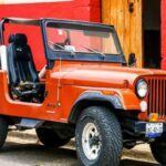 El Jeep CJ-2A es considerado el primer modelo de Jeep diseñado específicamente para el uso civil. Tras el éxito del Willys MB, Willys-Overland convirtió este vehículo militar en una versión para el público en general, y lo lanzó en 1945. El CJ-2A fue el primer Jeep en ser comercializado como un vehículo todoterreno para el trabajo agrícola, ganadero y de uso industrial, marcando el comienzo de la era de los vehículos utilitarios. Gracias a su capacidad de carga y tracción en las cuatro ruedas, el CJ-2A se ganó rápidamente la confianza de los agricultores y trabajadores de campo.